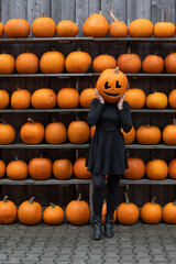 Horror Frau mit geschnitzten Kürbis auf dem Kopf an Halloween