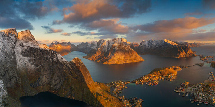 Lofoten is an archipelago and a traditional district in the county of Nordland, Norway. © B