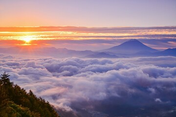 雲海と日の出の富士山