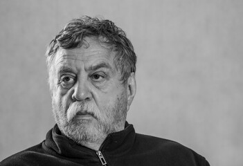 Obraz premium Black and white portrait of a sad elderly man
