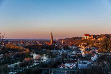 Landshut Sonnenuntergang Timelapse, Atomkraftwerk Isar 1 tront über die Stadt