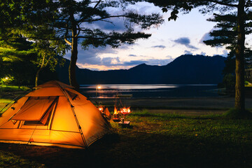 夕焼けの湖畔でキャンプ