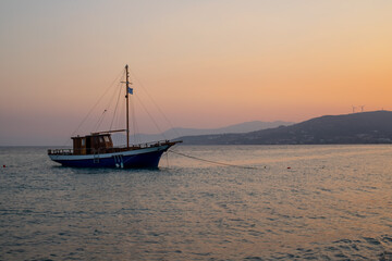 Naklejka premium 1.the ship sailed to shore