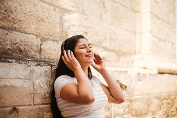 YOUNG WOMAN LISTENING TO MUSIC. CONCEPT OF MENTAL HEALTH AND MUSIC.