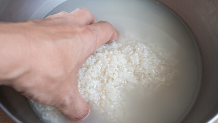 米を研ぐ・洗う