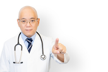 指を差す男性医師