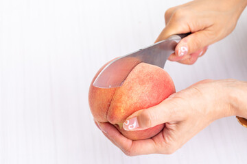 桃をカットする手元　peach