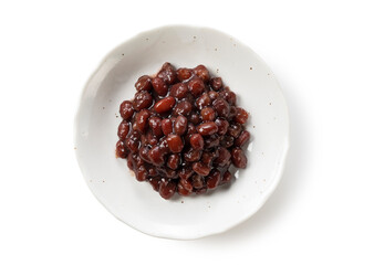 Boiled azuki beans in a dish placed on a white background.