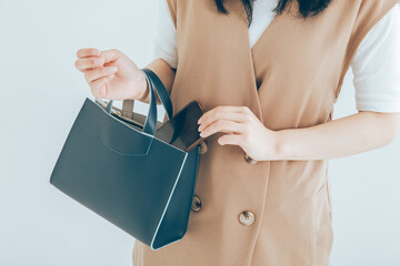 バックからスマホを取り出す女性　Autumn