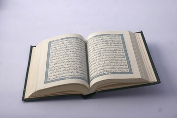 Obraz premium hand holding a holy koran