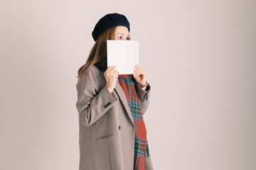 本を読む女性　reading	