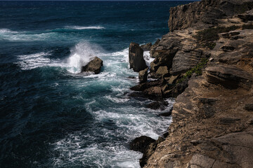 2022-09-19 WAVE CRASHING ON A ROCK ALONG THE COAST LINE NEAR SHIPWRECK BEACH AND POI PU RESPRT ON KAUAI HAWAI