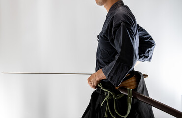 日本刀を構える人物