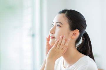 若い女性のスキンケア