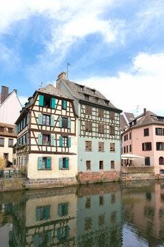 historische Fachwerkhäuser in der malerischen mittelalterlichen Altstadt von Straßburg in Frankreich
