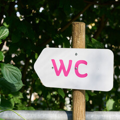 Richtungspfeil mit Hinweis auf eine Toilette in einem öffentlichen Park in Frankreich