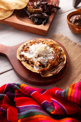Tostada de Tinga de Res. Typical Mexican dish prepared mainly with shredded beef, onion and dried chilies. It is customary to serve it on corn tortilla tostadas.