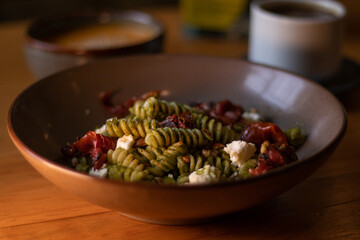 plato de pasta al pesto con queso de cabra y jitomate 