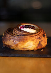 rol de canela con queso y zarzamora, pan artesanal