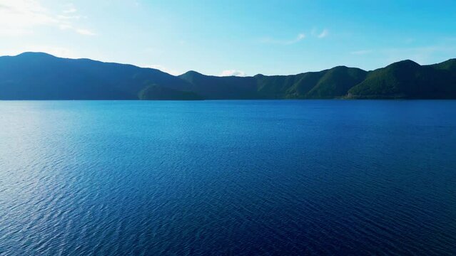 日本の湖と青空の風景