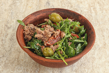 Salad with tuna and rucola