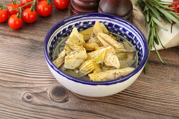 Grilled artichoke marinated in oil