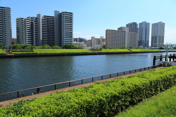 隅田川と南千住の高層マンション群
