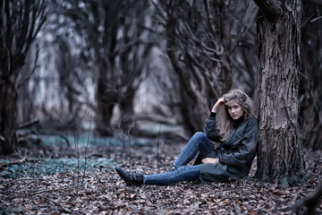 осень сезонная депрессия снаружи девушка стресс , грустная модель в парке