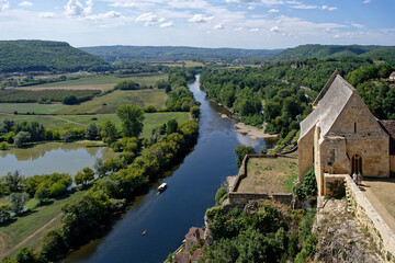 Fototapeta na wymiar Vue plongeante sur la Dordogne
