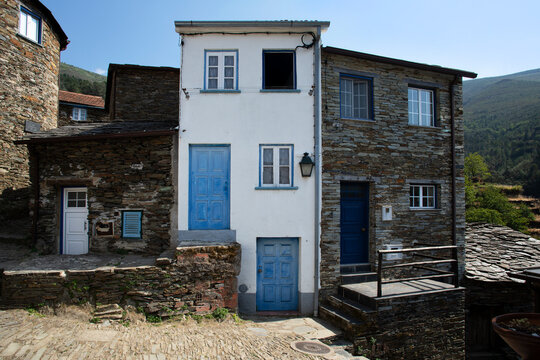 Maison blanche du village typique ancien de Piodao entre maisons en pierre de granit dans la montagne de la Serra d'Estrella au Portugal.