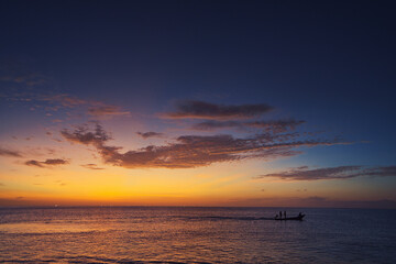 Obraz premium Travel by Thailand. Colorful seascape with traditional fishing boat over beautiful sunset background.