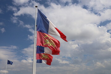 Drapeaux de la France et de la Normandie,  ville de Caen, département du Calvados, France