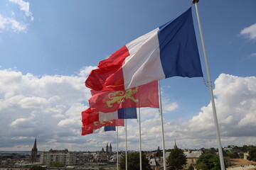 Drapeaux de la France et de la Normandie,  ville de Caen, département du Calvados, France