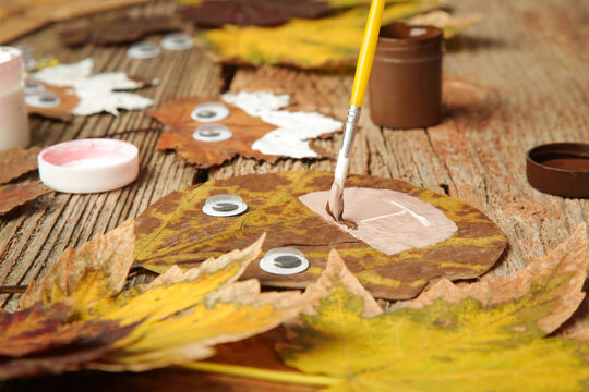 Crafts with autumn leaves. Maple leaf animals.	
