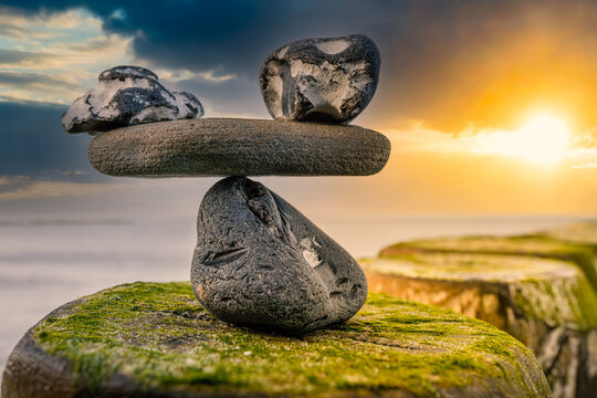 im Gleichgewicht - natürliche Wage aus Steinen am Meer - Symbolfoto