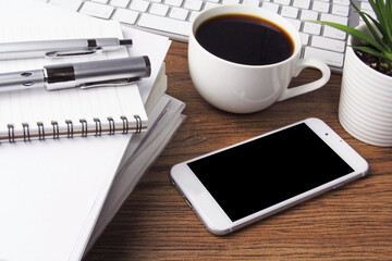 ビジネスイメージ　デスク　スマートフォン　書類　アイテム
