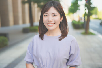 オフィス街で働く女性の笑顔