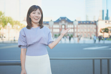 東京駅で観光をする若い女性