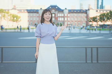 Obraz premium 東京駅で観光をする若い女性