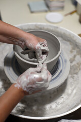 Fototapeta premium profesional de la artesanía alfarera creando pieza de cerámica en el torno