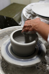pieza de cerámica artesanal elaborándose en el torno de alfarería