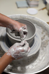 alfarera artesanal trabajando pieza en el horno de cerámica