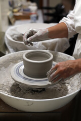 pieza de cerámica artesanal en el torno trabajada por las manos de el artista alfarero
