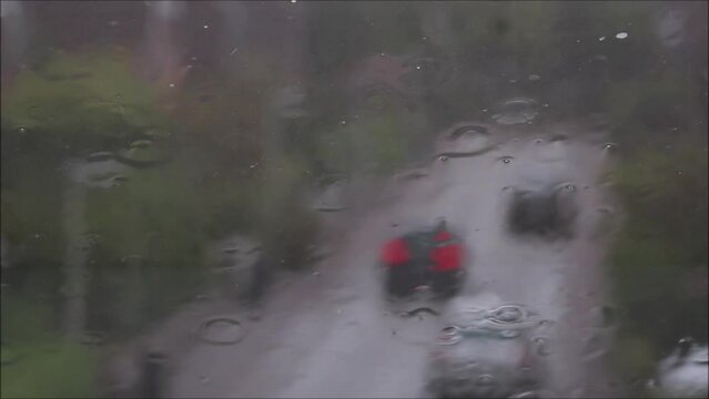 Regen prasselt auf ein Dachfenster