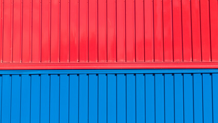 Puerta metálica roja y azul en nave industrial