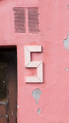Letra S en pared rosa