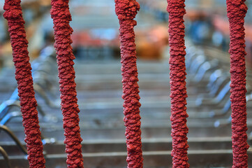 Red copper powder overgrowth on long metal cathode rods