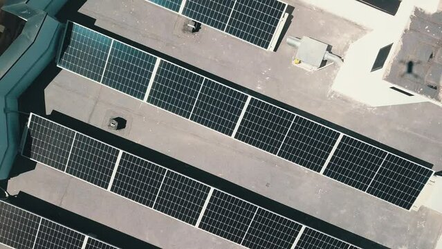 Video con dron Placas solares energ&iacute;a renovable visto desde el aire 4k