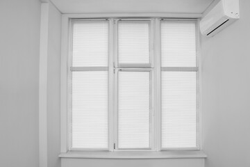 Fototapeta premium Stylish window with horizontal blinds in room