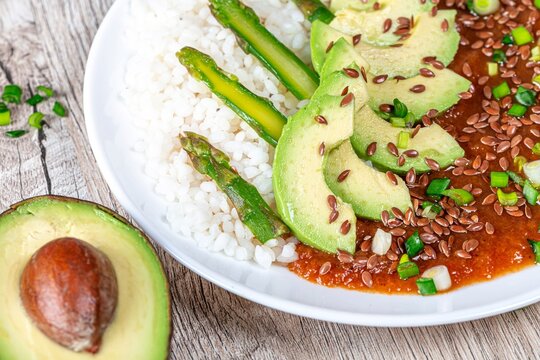 Rice with tomato-Apple sauce, asparagus, avocado and flax seeds